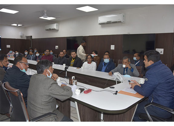 Deputy Commissioner Vikram held a review meeting with the officials and doctors of the Health Department regarding the preparedness of Kovid-19