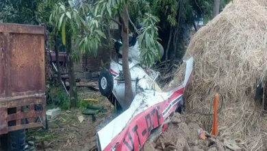 रीवा में ट्रेनी विमान क्रैश, एक पायलट की मौत:पहले पेड़, फिर मंदिर के शिखर से टकराया, लोग दहशत में घर से बाहर निकले