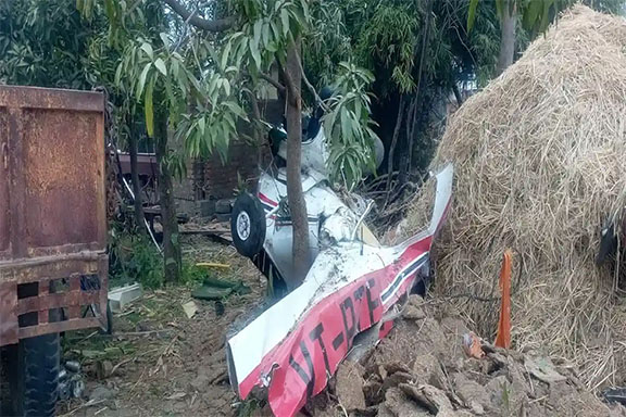 रीवा में ट्रेनी विमान क्रैश, एक पायलट की मौत:पहले पेड़, फिर मंदिर के शिखर से टकराया, लोग दहशत में घर से बाहर निकले