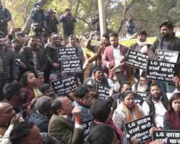 Controversy over mayor, deputy mayor escalates in Delhi: Hundreds of AAP workers gherao the LG office; BJP's picketing begins at Rajghat