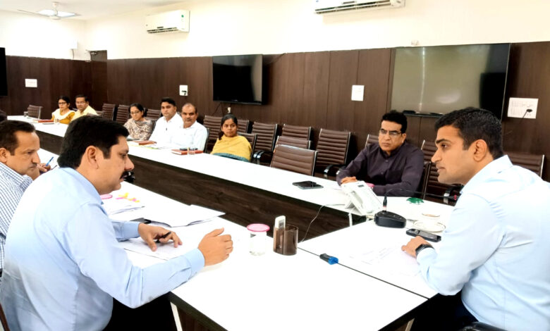 डीसी विक्रम सिंह ने की तालाबों के पुर्नउद्धार के लिए अमृत सरोवर योजना की समीक्षा