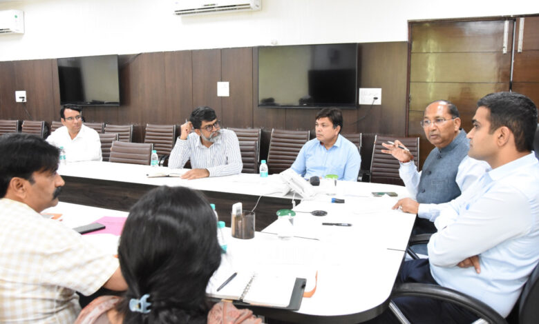 एमएलए नरेन्द्र गुप्ता ने फरीदाबाद विधान सभा क्षेत्र की विकासात्मक योजनाओं और परियोजनाओं के बेहतर क्रियान्वयन के लिए अधिकारियों के साथ समीक्षा बैठक की