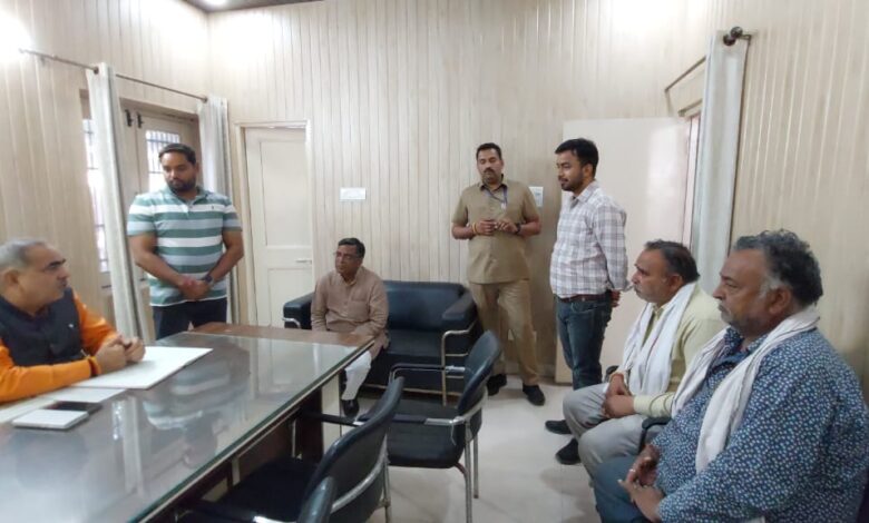 कैबिनेट मंत्री मूलचंद शर्मा ने किया मंडी पहुंचकर मार्केट कमेटी के कार्यालय का औचक निरीक्षण
