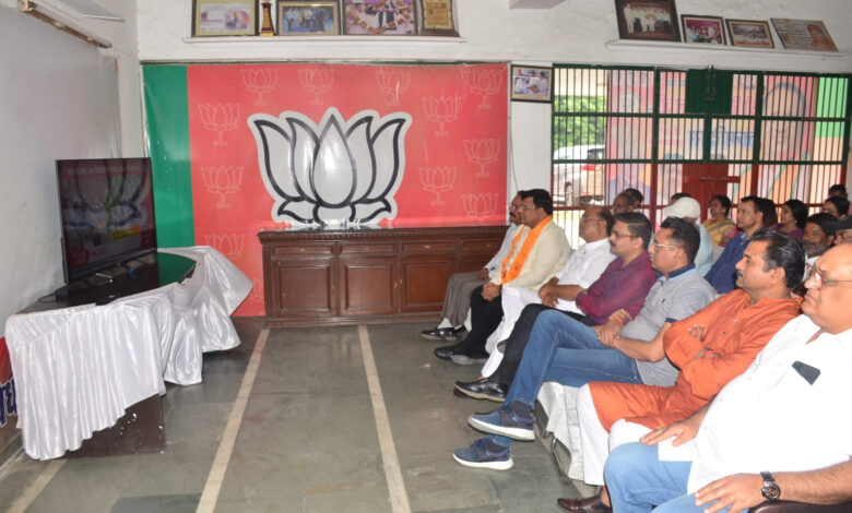 Former Industries Minister Vipul Goyal along with hundreds of workers listened to the 100th episode of Mann Ki Baat at his office
