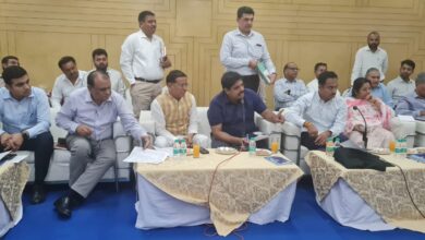 आला अधिकारियों ने बिल्डर प्रतिनिधियों को लगाई लताड़