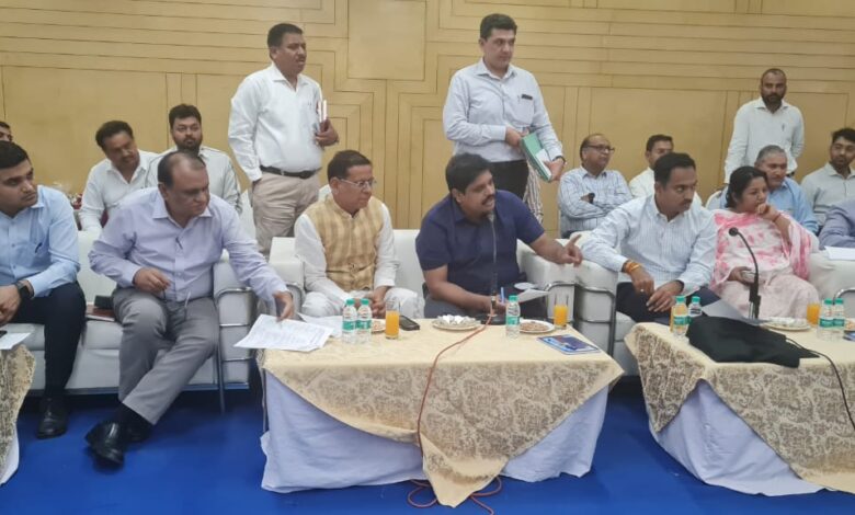 आला अधिकारियों ने बिल्डर प्रतिनिधियों को लगाई लताड़