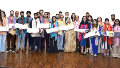 भारतीय फिल्म निर्देशक और पटकथा लेखक श्री राकेश ओमप्रकाश मेहरा ने मानव रचना अलुम्नाई की पुस्तक उत्कृष्ट- आइकॉन्स ऑफ मानव रचना 2023 का अनावरण किया