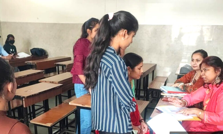 अपने बच्चों की शैक्षिक प्रगति के बारे में जानकारी प्राप्त कर अभिभावक हुए संतुष्ट: डीएवी शताब्दी महाविद्यालय के वाणिज्य विभाग (एस एफ एस)के द्वारा पीटीएम का आयोजन