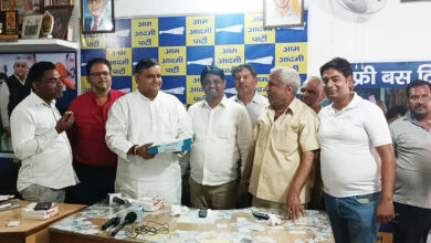 राष्ट्रीय पार्टी बनने पर आप जिला कार्यालय पर बटे लड्डू