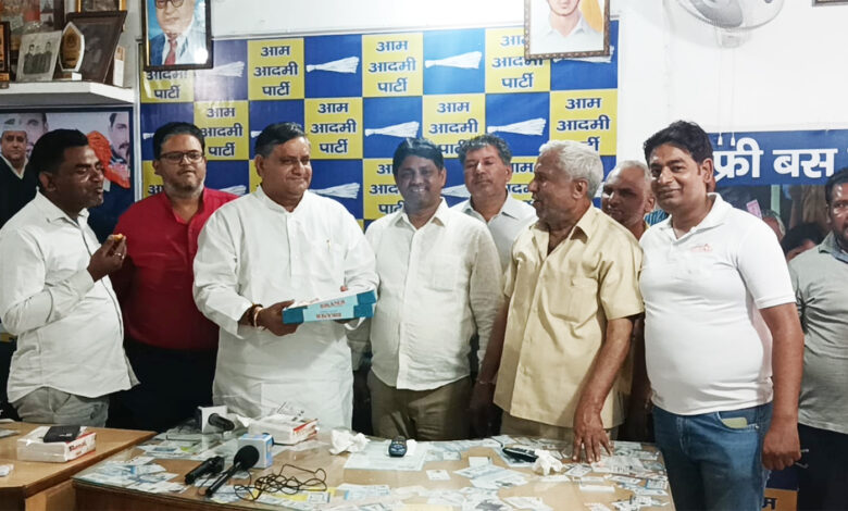 राष्ट्रीय पार्टी बनने पर आप जिला कार्यालय पर बटे लड्डू