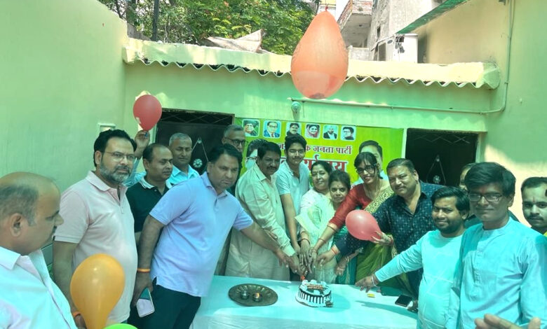 उमेश भाटी ने कार्यकर्ताओ के साथ मनाया दुष्यंत चौटाला जी का जन्मदिन