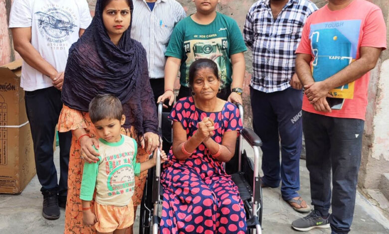 जनकल्याण सेवा संगठन ने बुजुर्ग महिला को ट्राईसाईकिल भेंट की