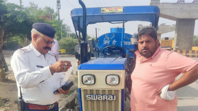 ट्रैफिक नियमों के उल्लंघन करने वाले ट्रैक्टर ट्रॉली ट्रॉली के 27 काटे चालान