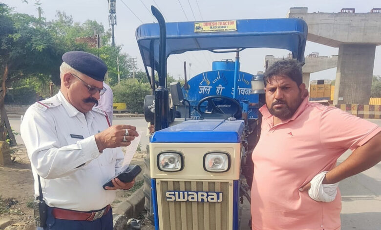 ट्रैफिक नियमों के उल्लंघन करने वाले ट्रैक्टर ट्रॉली ट्रॉली के 27 काटे चालान