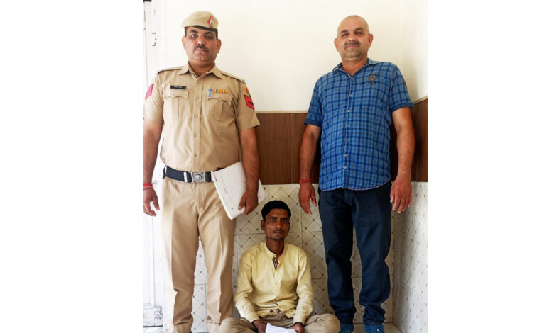 क्राइम ब्रांच बॉर्डर ने आरोपी चोर को गिरफ्तार कर 1 सीएनजी ऑटो, 2 मोबाइल फोन तथा ₹12000 नकद किए बरामद