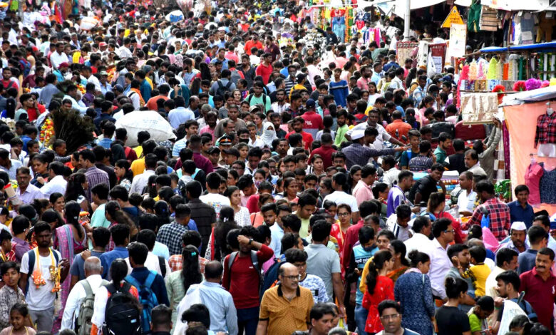 भारत दुनिया में सबसे ज्यादा आबादी वाला देश बना, जनसंख्या 142 करोड़ के पार