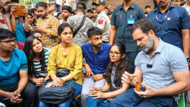 दिल्ली में सड़क किनारे कुर्सी पर बैठे राहुल गांधी