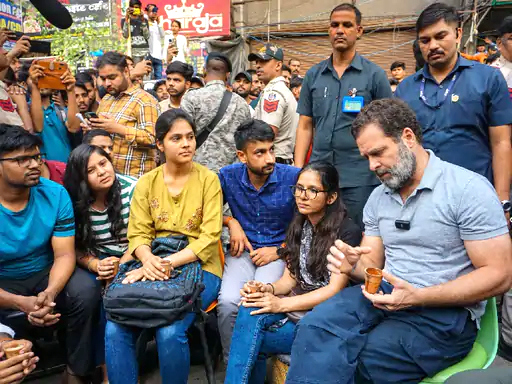 दिल्ली में सड़क किनारे कुर्सी पर बैठे राहुल गांधी