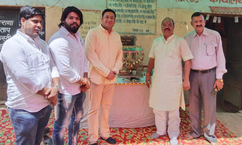 हनुमान जन्मोत्सव के उपलक्ष्य पर आयोजित भंडारे में ओल्ड फ़रीदाबाद पहुंचे युवा भाजपा नेता अमन गोयल