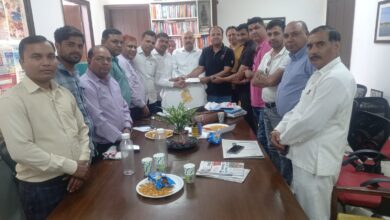 कांग्रेसी नेता सुमित गौड़ ने दिवंगत पत्रकार बी डी कौशिक के परिवार को दी सहयोग राशि