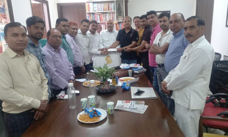 कांग्रेसी नेता सुमित गौड़ ने दिवंगत पत्रकार बी डी कौशिक के परिवार को दी सहयोग राशि