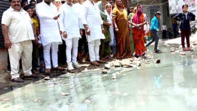 Congress leader Baljit Kaushik visited Sant Nagar and heard the sorrow of the people.