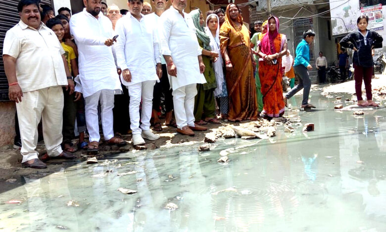 Congress leader Baljit Kaushik visited Sant Nagar and heard the sorrow of the people.
