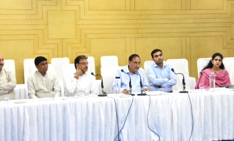 जिला लोक संपर्क एवं परिवार समिति की बैठक में 6 शिकायतों को किया फाइल वहीं 5 शिकायतें रखी है पेंडिंग: मंडलायुक्त फरीदाबाद विकास यादव