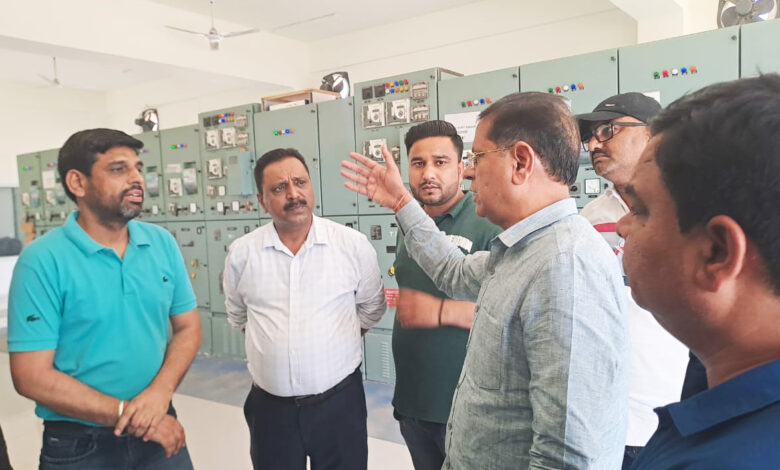बिजली स्टेशन का औचक निरीक्षण करने पहुंचे विधायक राजेश नागर