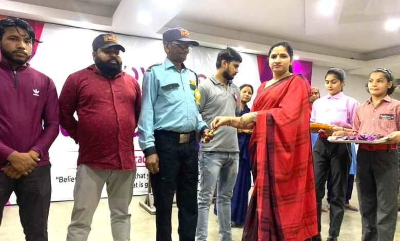 विश्व मजदूर दिवस पर विद्यासागर इंटरनेशनल स्कूल में सम्मानित हुए कामगार