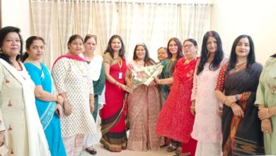 Kusum Singh became RMJM Queen and Karva Queen on the foundation day of Rashtriya Mahila Jagruti Manch