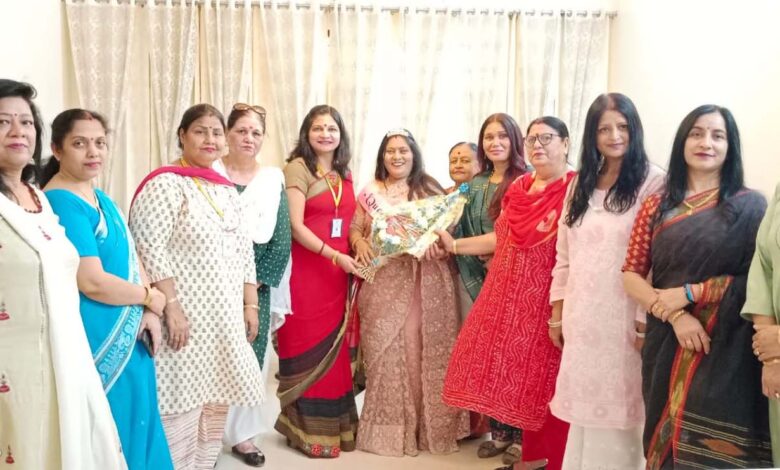 Kusum Singh became RMJM Queen and Karva Queen on the foundation day of Rashtriya Mahila Jagruti Manch