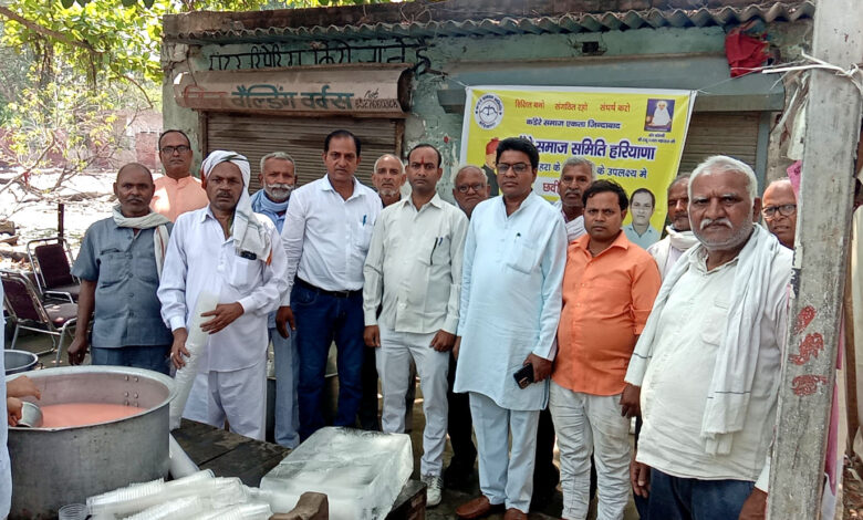 गंगा दशहरा पर्व पर कन्डेरे समाज समिति हरियाणा द्वारा छबील लगाकर आम जनों को ठंडा मीठा शरबत वितरित किया गया