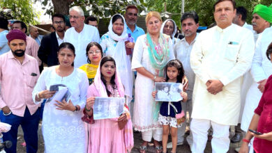 पहलवान बेटियों के समर्थन में इनेलो व बेटी बचाओ अभियान ने धरना प्रदर्शन कर जिला उपायुक्त को ज्ञापन सौंपा