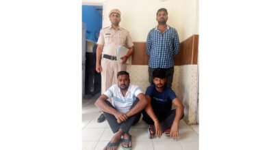 सेंट्रो गाड़ी में अवैध हथियार सहित बैठे 2 आरोपियों को क्राइम बॉर्डर ने किया गिरफ्तार,  3 जिंदा कारतूस सहित 3 देसी कट्टे बरामद