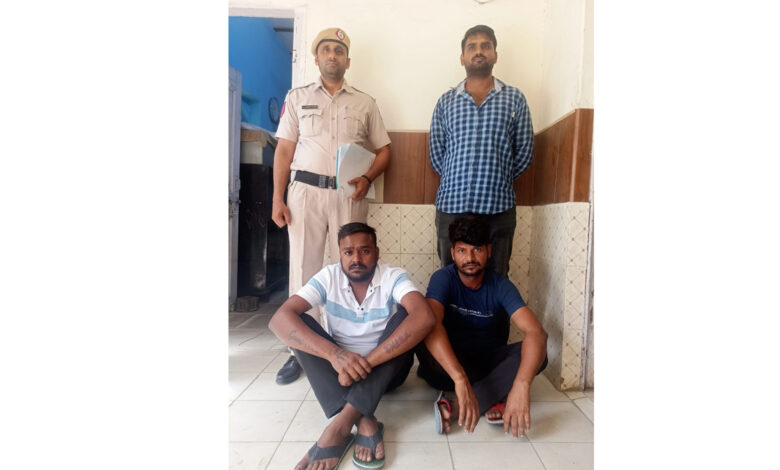 सेंट्रो गाड़ी में अवैध हथियार सहित बैठे 2 आरोपियों को क्राइम बॉर्डर ने किया गिरफ्तार, 3 जिंदा कारतूस सहित 3 देसी कट्टे बरामद