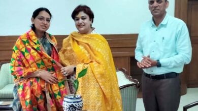 रंजीता मेहता ने पंचकूला की डीसी डा. प्रियंका सोनी से की मुलाकात