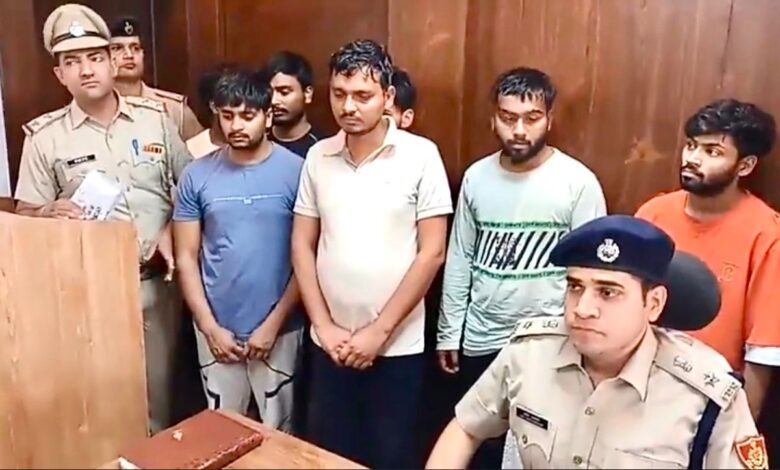 एयर इंडिया कम्पनी में नौकरी लगवाने के नाम पर लोगों के साथ साइबर ठगी की वारदात को अंजाम देने वाले गिरोह का पर्दाफाश करते हुए साइबर थाना बल्लभगढ़ ने गिरोह में शामिल 2 लड़कियों सहित 9 आरोपियों को किया गिरफ्तार