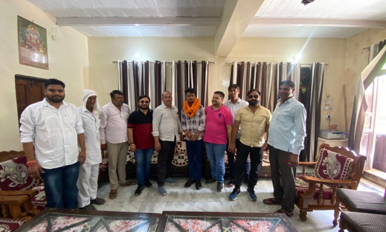 वेटलिफ्टिंग में गोल्ड मैडल जीतकर लोटे युवराज को टीम विजय प्रताप ने किया सम्मानित