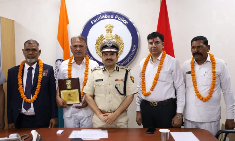 फरीदाबाद पुलिस के 7 पुलिसकर्मी हुए सेवानिवृत्त,पुलिस आयुक्त विकास कुमार अरोड़ा ने दी हार्दिक शुभकामनाएं