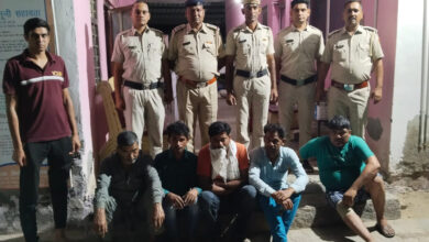 जुआ खेलते हुए 5 आरोपियों को पुलिस चौकी सिकरोना की टीम ने किया काबू,60,400₹नगद बरामद