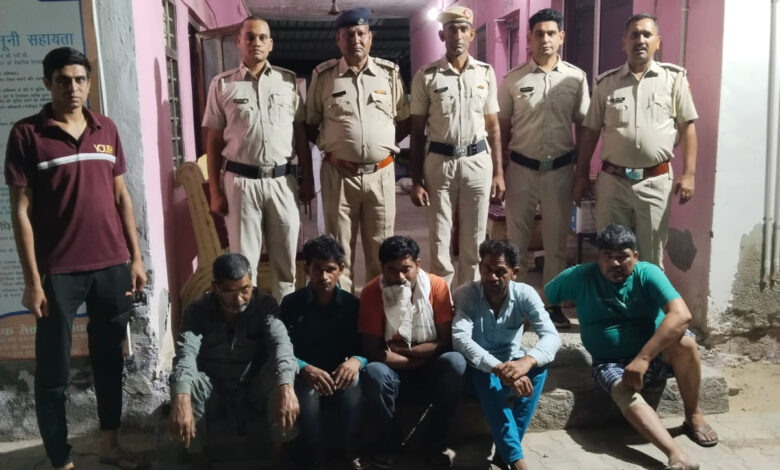 जुआ खेलते हुए 5 आरोपियों को पुलिस चौकी सिकरोना की टीम ने किया काबू,60,400₹नगद बरामद