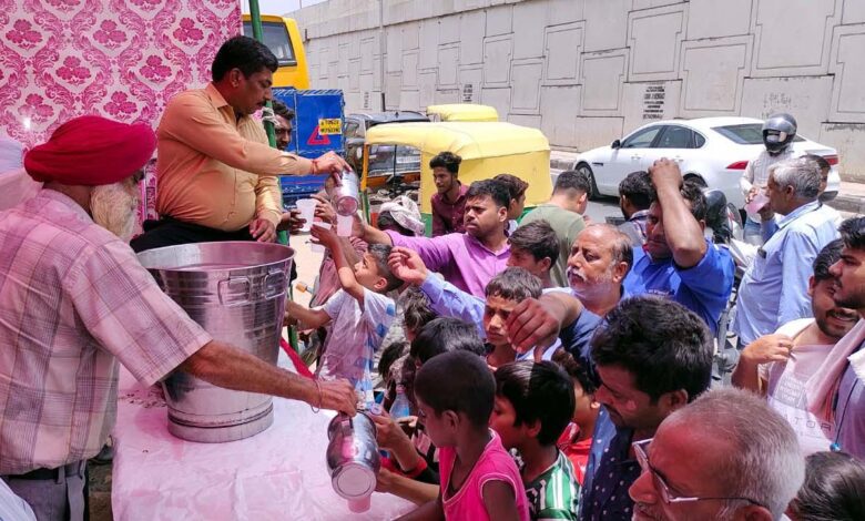 शहीदी पर्व पर मीठे व शीतल जल की छबील लगाकर बुझाई राहगीरों की प्यास