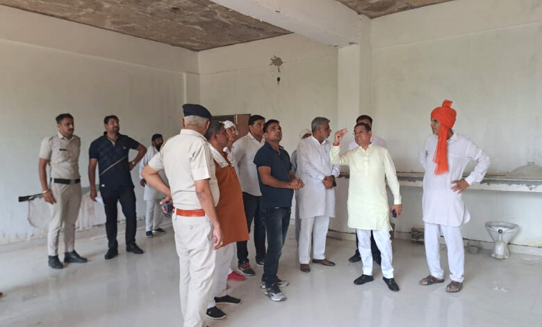 तिगांव मॉडल संस्कृति स्कूल की नवनिर्मित इमारत का निरीक्षण करने पहुंचे विधायक राजेश नागर