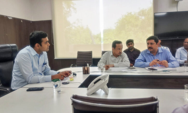 डीसी विक्रम सिंह ने की तालाबों के पुर्नउद्धार के लिए अमृत सरोवर योजना की समीक्षा