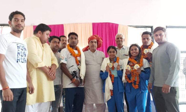 परिवहन मंत्री मूलचंद शर्मा ने जॉर्डन इंटरनेशनल किक बॉक्सिंग टूर्नामेंट में गोल्ड मेडल और सिल्वर मेडल लेकर आए बच्चों को किया सम्मानित