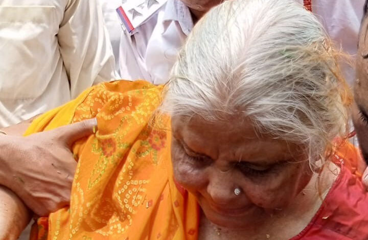 यातायात पुलिस ने अपनी जान की परवाह न करते हुए आगरा कैनाल में पैर फिसल ने से गिरी महिला की जान बचाकर दिया उत्कृष्ट सेवा का परिचय