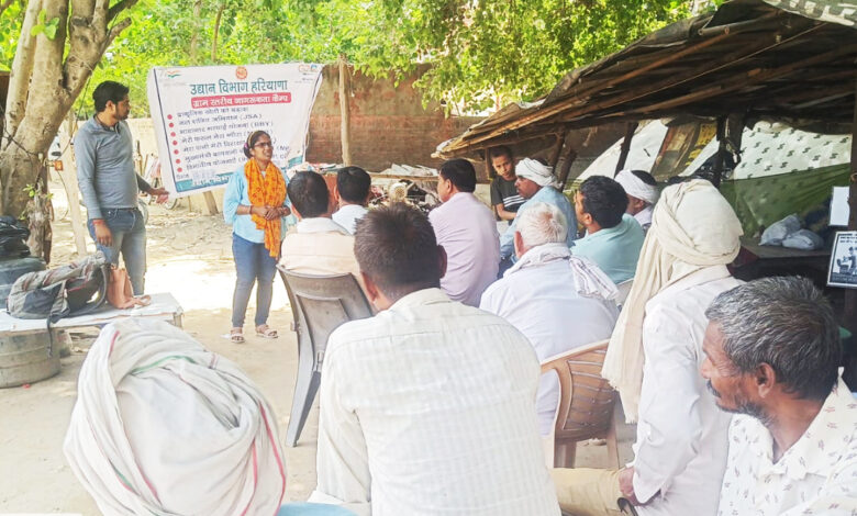 जिला के गाँवों में आयोजित किये जा रहे ग्राम स्तरीय जागरूकता कैंप