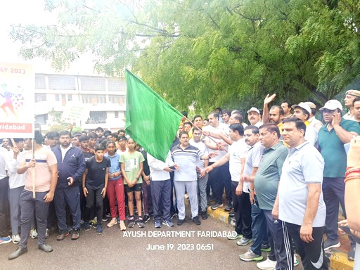 9वें अंतर्राष्ट्रीय योगा दिवस मैराथन को विधायक नरेंद्र गुप्ता ने दिखाई हरी झंडी