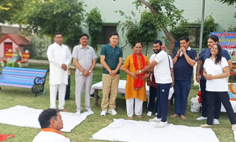 स्वाभिमान सेवा ट्रस्ट के द्वारा सेक्टर 8 एकता पार्क में योग शिविर का आयोजन किया गया